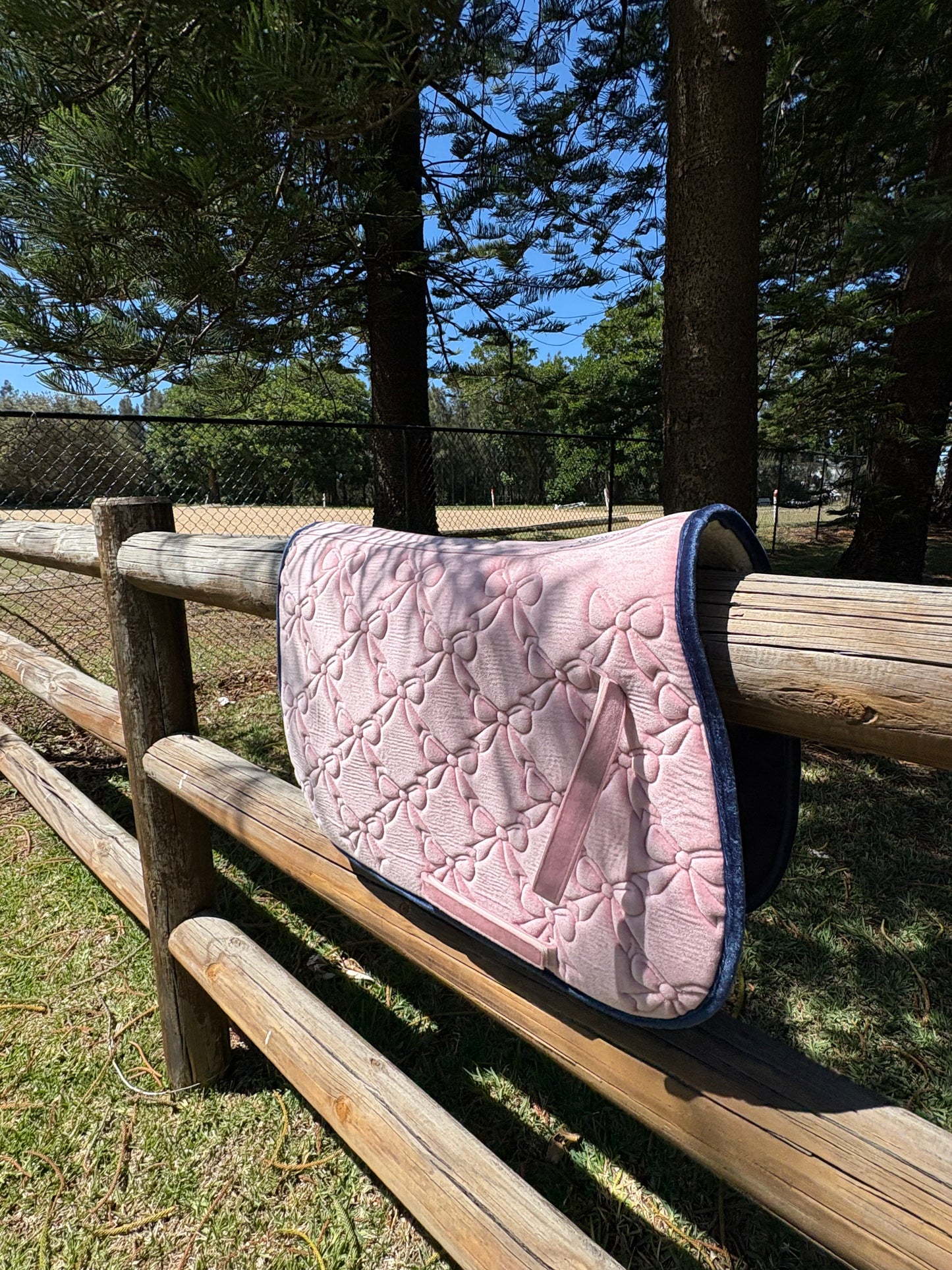 VELVET BOWS SADDLE PAD