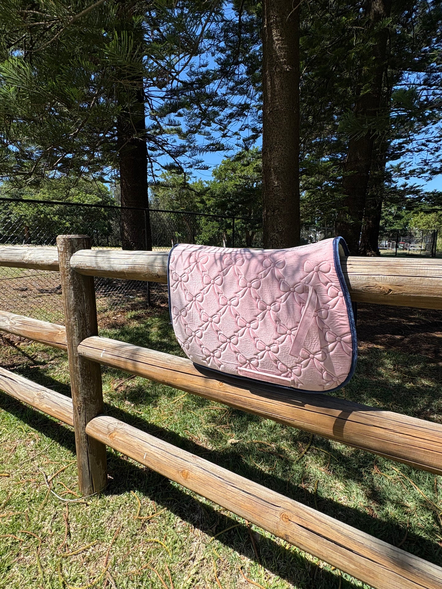 VELVET BOWS SADDLE PAD
