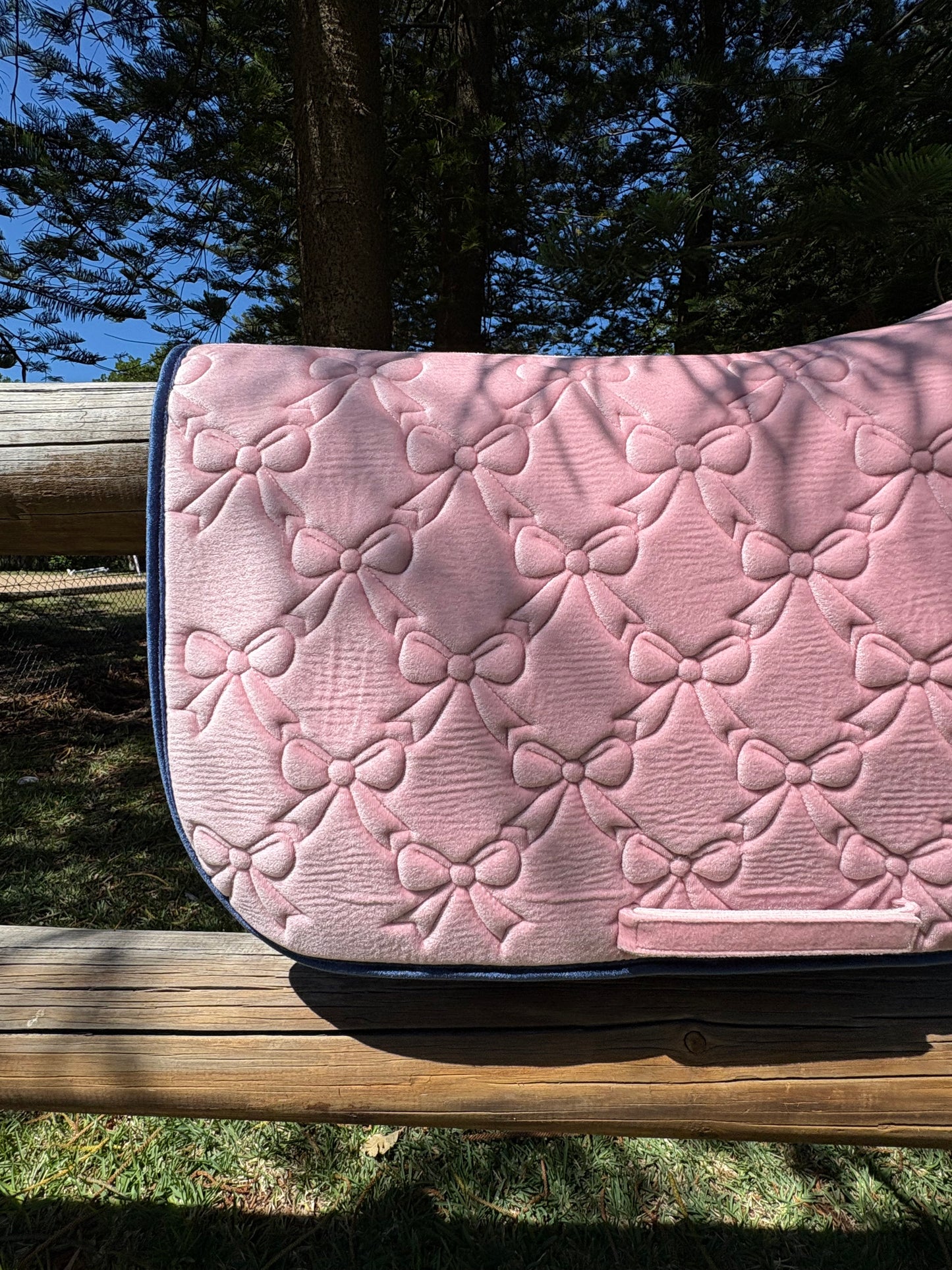 VELVET BOWS SADDLE PAD